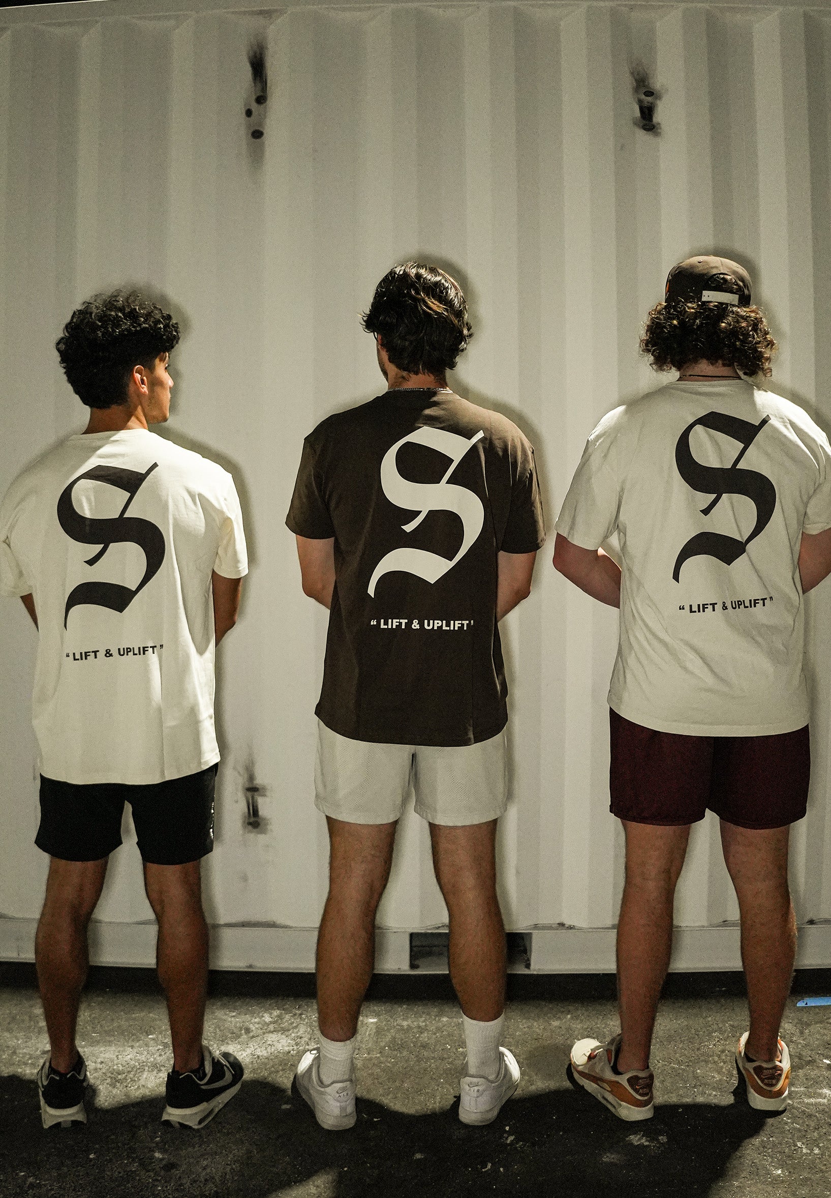 BLACKLETTER TEE – THE SOCIETY LIFTING